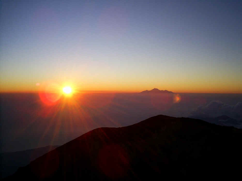 de zonsopkomst, op de achtergrond Lombok
