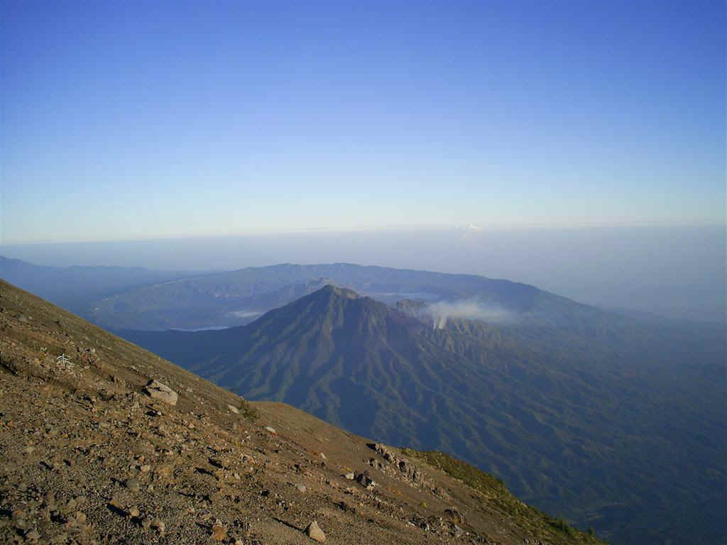 krater van Mount Batur, met op de voorgrond Gunung Abang
