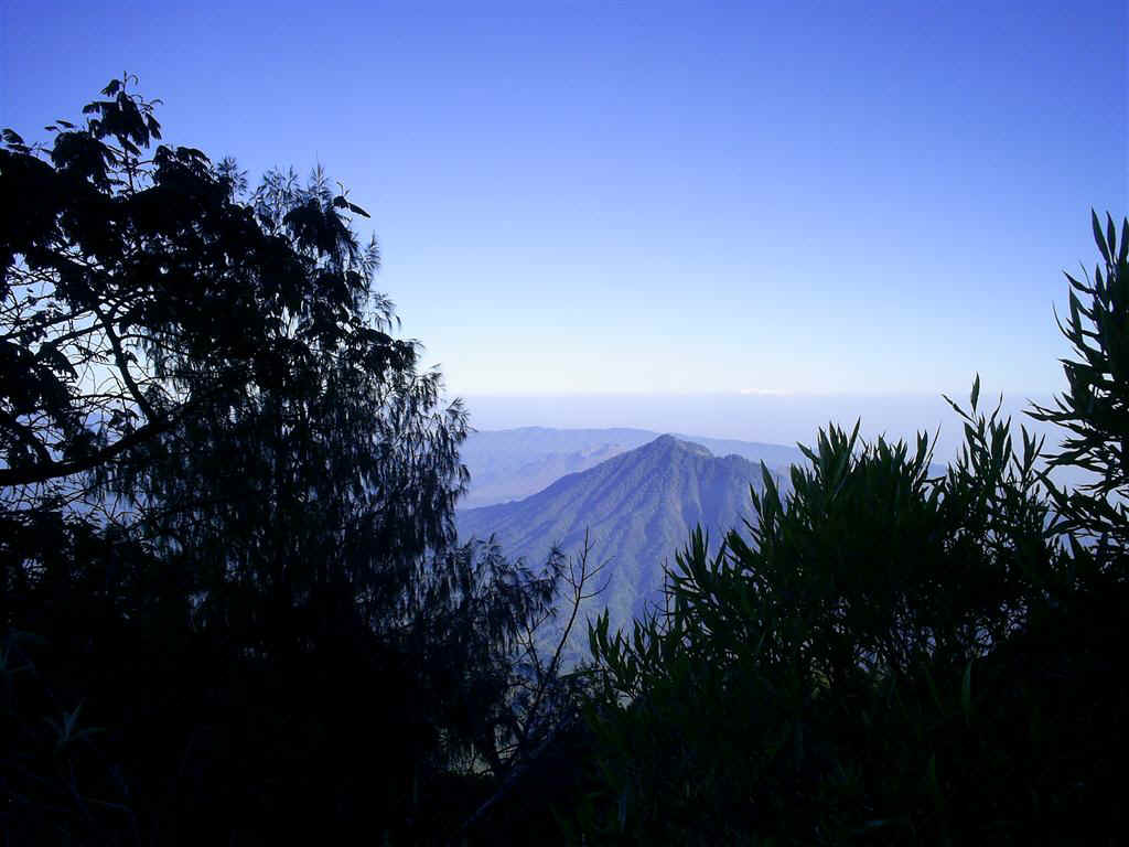 Gunung Abang gezien van de helling van de Gunung Agung, tijdens afdaling naar Pura Besakih