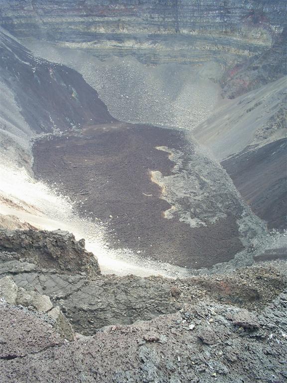 blik in de krater vanaf point de vue sur cratere Dolomieu, 2500 meter