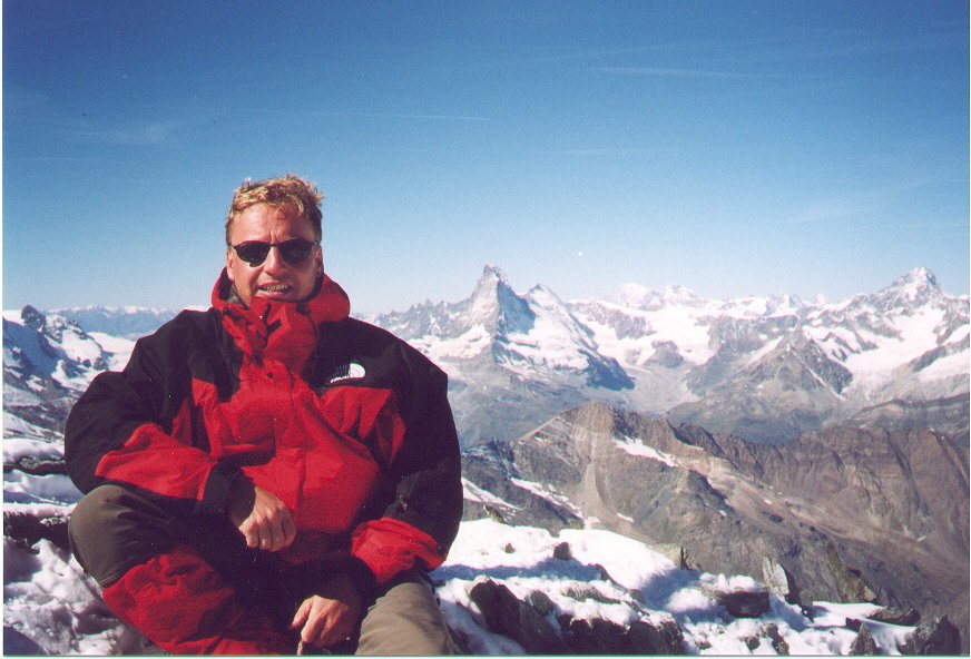 Op de Allalinhorn. Op de achtergrond Matterhorn en de Col de Tête Blanche.
