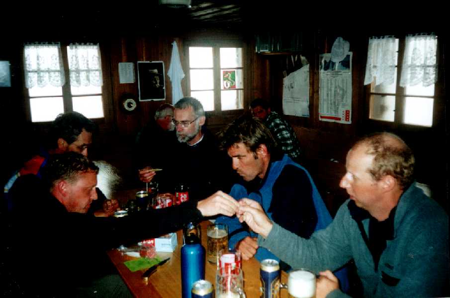Bier en Cola na een dag op de gletsjer in de Täschhut.