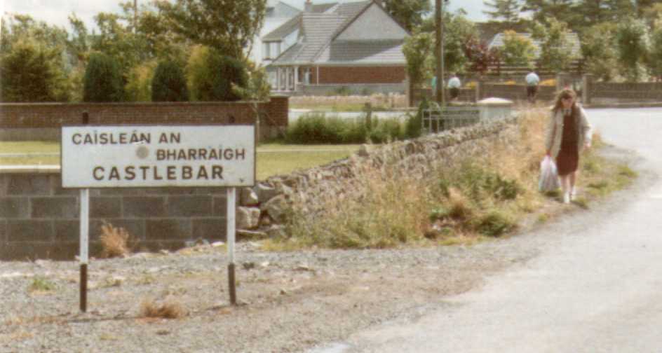 Vanaf de hoofdweg de eerste indruk van Castlebar.